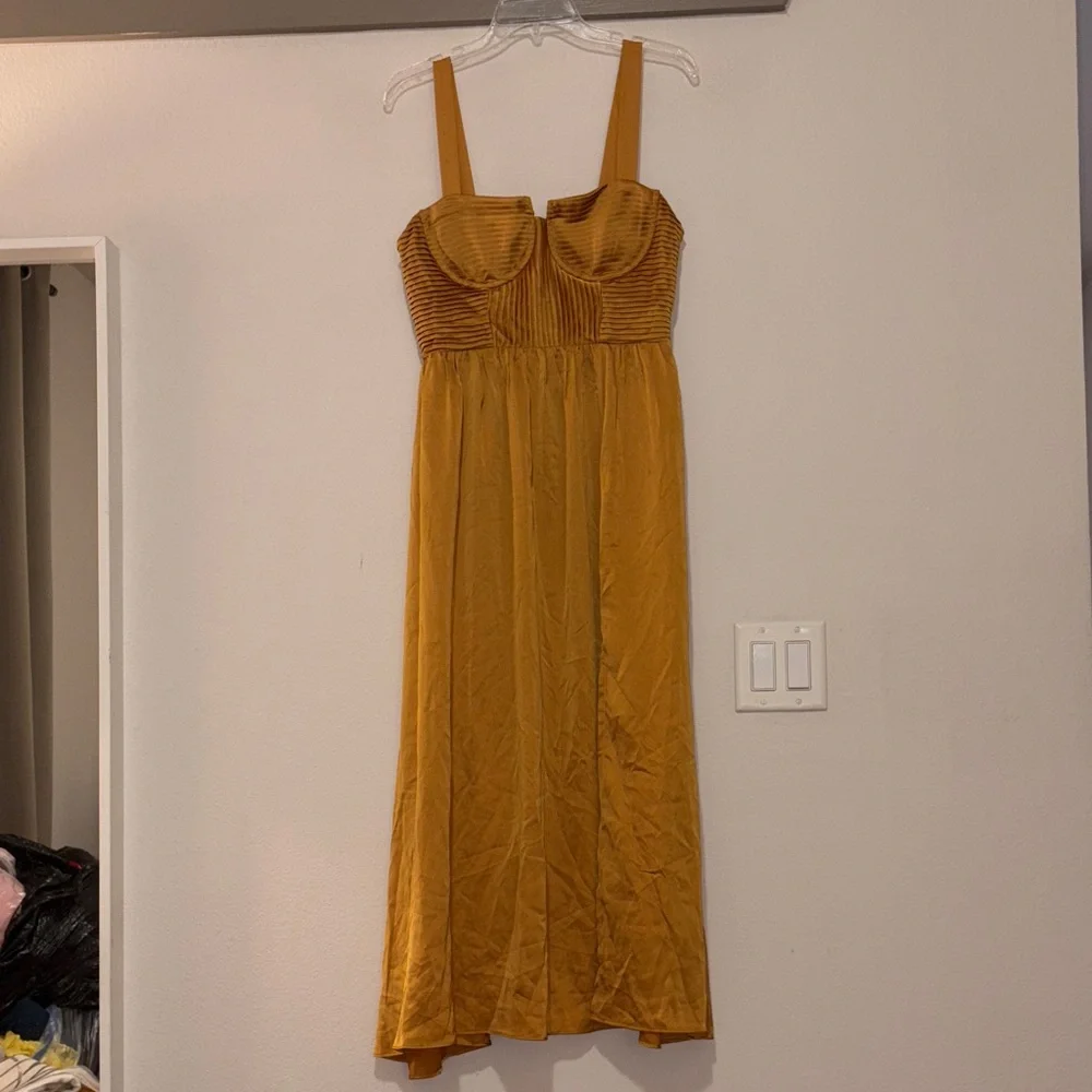 ASTR the Label Pleated Bodice Midi Dress in Gold SZ M NWOT - Picture 3 of 6